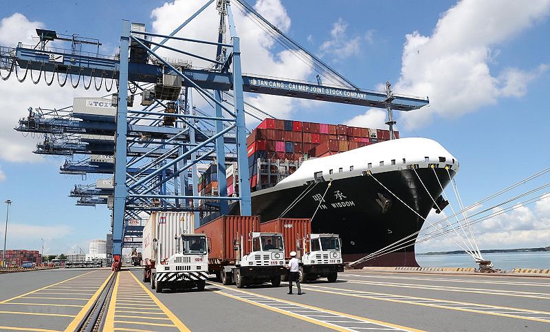 Hình ảnh thể hiện vận tải bằng container, thuận tiện và tiết kiệm thời gian bốc dỡ hàng hóa.