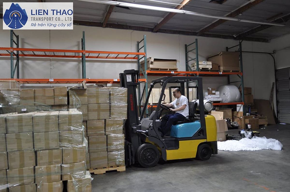 Hàng hóa được sắp xếp gọn gàng tại kho chành xe Bắc Nam.